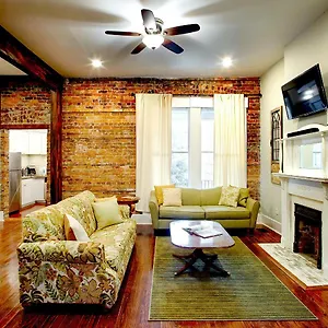 Newly Renovated Historic Townhome! Apartment Savannah